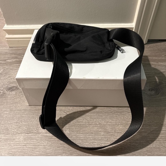 Black Belt Bag Fanny Pack Crossbody Sling Bag Adjustable Strap - Picture 3 of 4